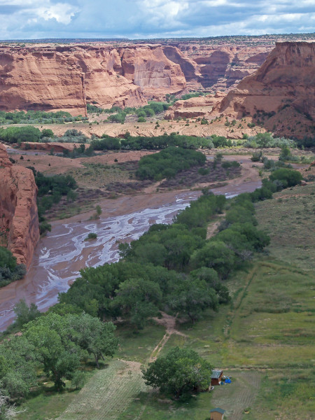 Over 40 Navajo families still farm Canyon de Chelly&rsquo;s valley bottom.